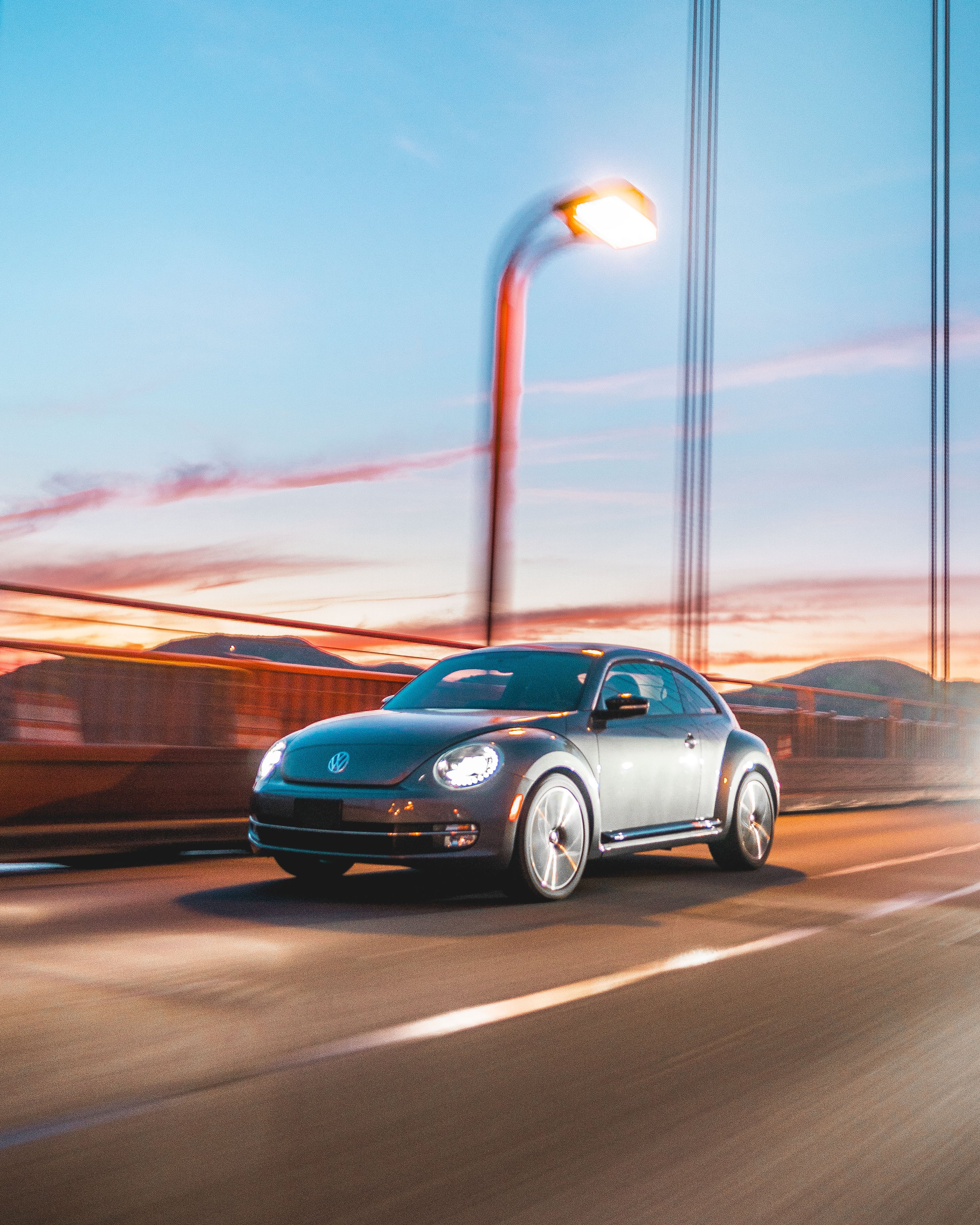 A car crossing the Golden Gate Bridge at night.